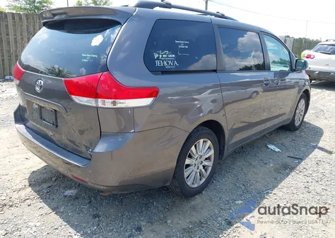2013 Toyota Sienna Le 7 Passenger z USA, uszkodzony, nr VIN 5TDJK3DC3DS066971